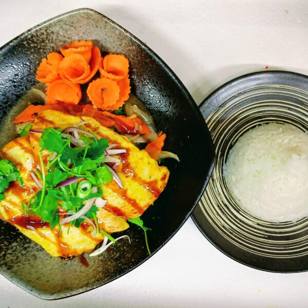 38.b . GRILOVANÉ KUŘECÍ PRSNÍ 2KS A ZELENINA MIX S TERIYAIKI OMÁČKOU