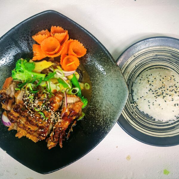 37.a. KUŘECÍ STEHNA OMÁČKA S RÝŽÍ S HOUBAMI A BAMBUSOVÝMI VÝHONKY