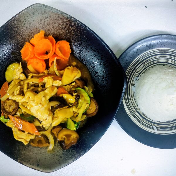 30.a. RÝŽE S HOUBAMI A BAMBUSOVÝMI VÝHONKY S KUŘECÍM