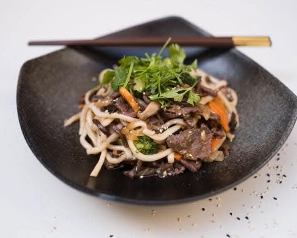 22.b. SMAŽENÉ UDON S HOVĚZÍM MASEM