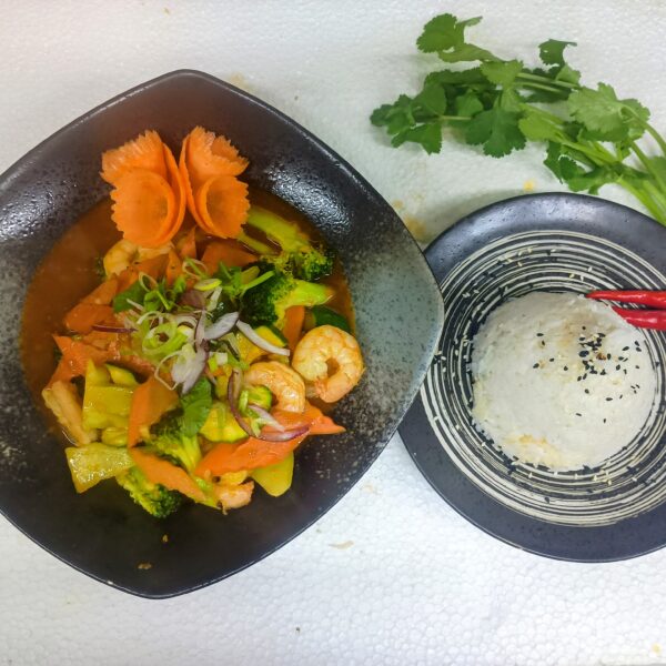 32.c. RÝŽE A RESTOVANÉ MASO SE SLADKOKYSELOU OMÁČKOU A KREVETAMI