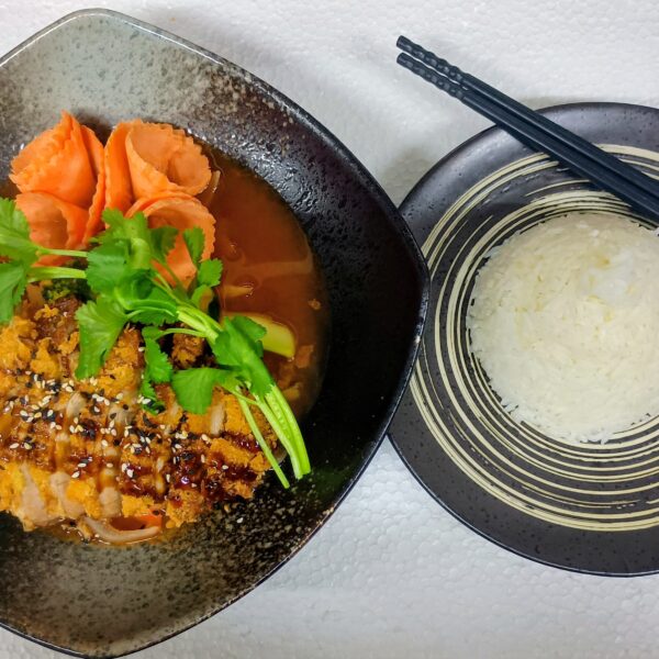 32.d. RÝŽE A RESTOVANÉ MASO SE SLADKOKYSELOU OMÁČKOU A KACHNÍM