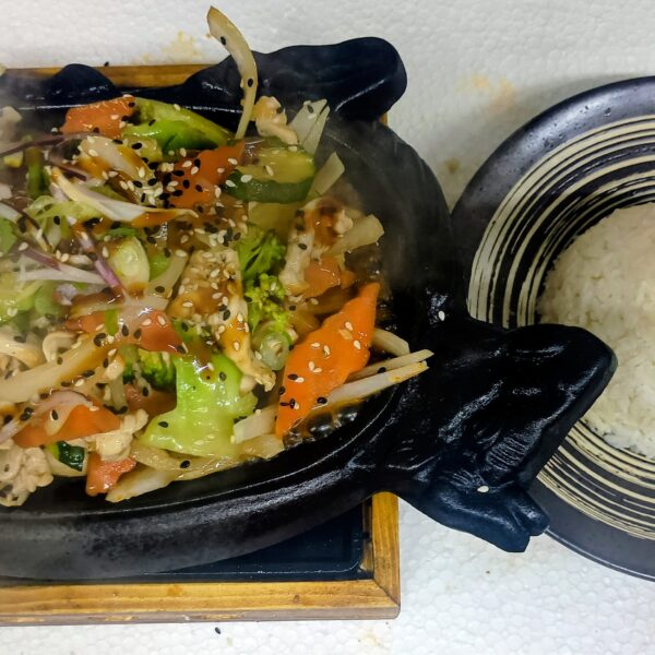 33.a. RÝŽE A SMAŽENÉ MASO NA HORKÉ PLOTÝNCE S KUŘECÍM MASEM