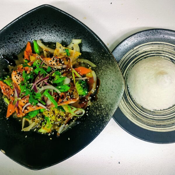 38.a. GRILOVANÝ LOSOS S RÝŽÍ, RESTOVANÁ ZELENINA S TERYIAKI OMÁČKOU